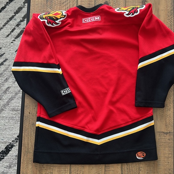 Calgary Flames CCM Official Licensed Jersey - Youth L/XL - Picture 10 of 15